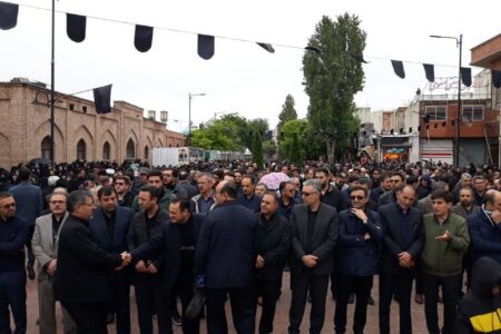 حضور اقشار مختلف مردم در مراسم گرامیداشت شهید آیت الله رئیسی در پیاده راه عالی قاپو  اردبیل