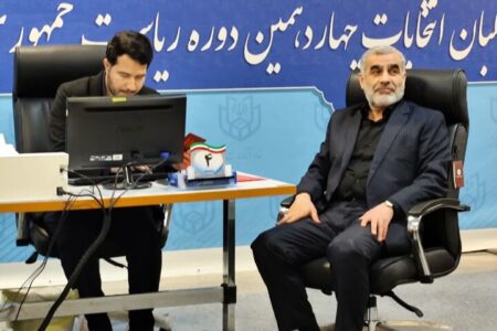 علی نیکزاد با حضور در وزارت کشور برای انتخابات ریاست جمهوری نام نویسی کرد