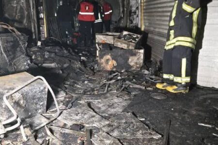 آتش‌سوزی در بازار صدف اردبیل مهار شد/ تلاش آتش‌نشانان و مهار آتش در کوتاه‌ترین زمان ممکن