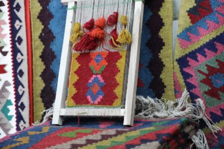 تندیس نماد شهر ملی گلیم عنبران نمین رونمایی می‌شود