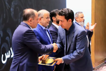 دریافت لوح تقدیر و تندیس توسط حبیب احمدی از دستان وزیر جهاد کشاورزی