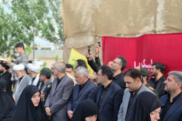 مراسم پیاده روی از عالی قاپو تا امام زاده سید صدرالدین اردبیل  همزمان با تشییع رهبر شهید  در روز دوشنبه