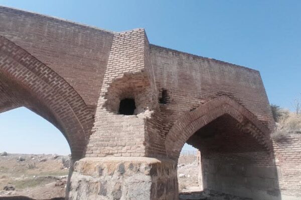 آسیب به پل تاریخی قیرمیزی کورپی اردبیل در اثر حفاری غیرمجاز اتفاق افتاده است